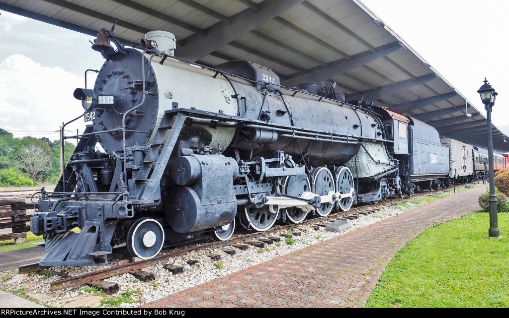 IC 2542 on static display in McComb